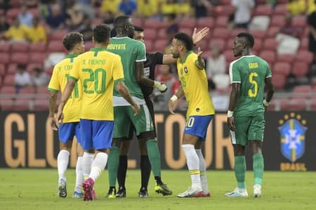 Empate sem graça e pouca inspiração: o Brasil não saiu do 1 a 1 com Senegal, na manhã desta quinta-feira, em amistoso realizado em Singapura. A maior nota da Seleção ficou com Roberto Firmino, autor do gol canarinho. Confira na galeria a seguir a avaliação de cada jogador, além dos destaques, positivos e negativos, da equipe africana. (Por Igor Galletti)