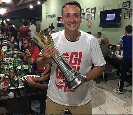 Ítalo Rodrigues com a taça de campeão da Série C