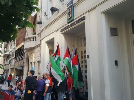 Manifestação do Comitê Argentino de Solidariedade com o Povo Palestino em frente a sede da AFA