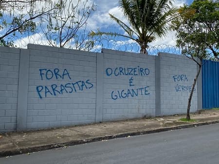 Muros da Toca II foram pirchados de madrugada e um termo chamou à atenção pela palavra pouco usual no vocabulário: servandijas
