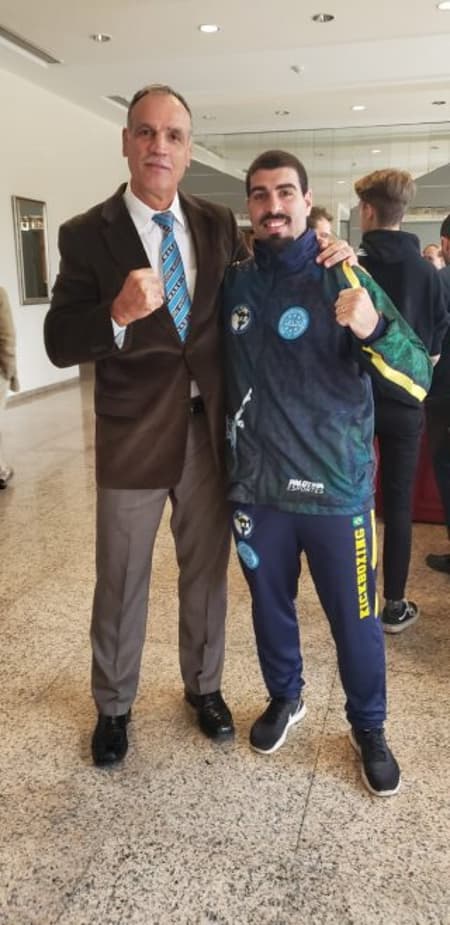Phill Jonathan a caminho do Mundial de Kickboxing