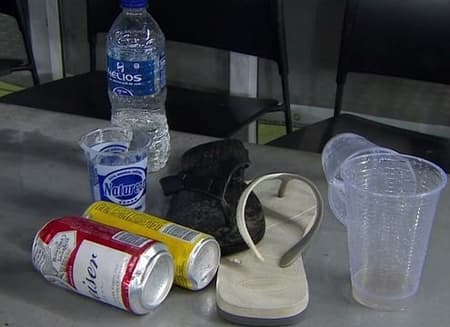 Latas, copos e até um chinelo, além dos sinalizadores, foram parar dentro do campo no jogo entre Cruzeiro e CSA