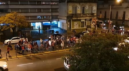 Grupo de torcedores do Nacional que comemoravam o título uruguaio