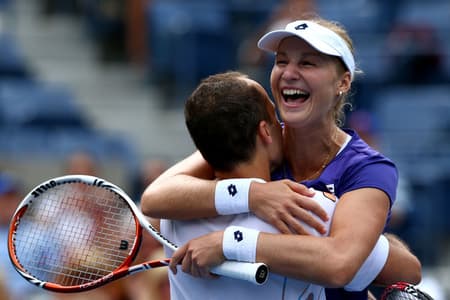 Ekaterina Makarova abraça Bruno Soares após vitória no US Open 2012