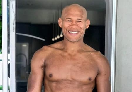 Ronaldo Jacaré é o visto como favorito para o confronto do UFC 249 com Uraih Hall (Foto: Reprodução/Instagram)