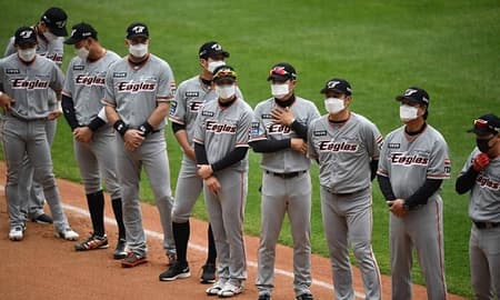Jogadores do Hanwha Eagles entraram em campo de máscara Foto: JUNG YEON-JE / AFP