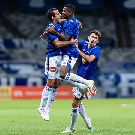 Caca abriu o placar para a Raposa no duelo contra o Botafogo-SP, que saiu de campo com os três pontos
