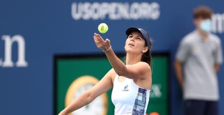Tsvetana Pironkova saca diante de Garbiñe Muguruza do US Open