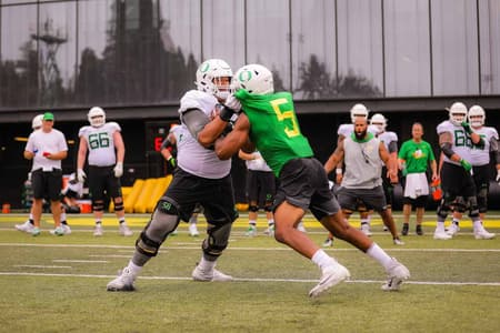 Penei Sewell deve ser o primeiro não quarterback escolhido no próximo draft da NFL