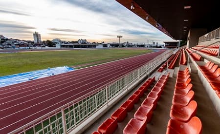 Arquibancada e pista de atletismo do CT vazias; local ainda não receberá eventos (Foto: Ale Cabral/CPB)