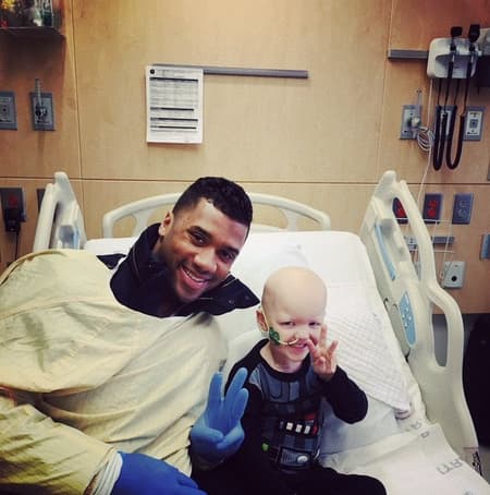 Russell Wilson mantém a tradição de visitar o Hospital Infantil de Seattle