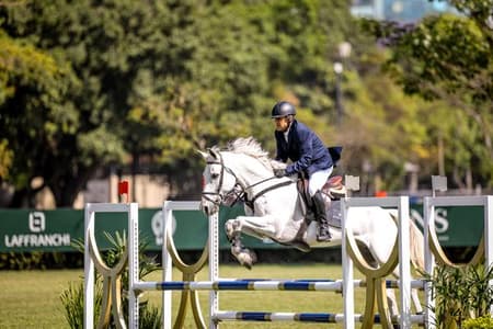 Zé Roberto se aventurou no hipismo (Foto: Luis Ruas)