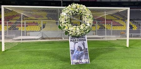 Homenagem a Maradona no Estádio Azteca