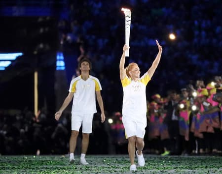 Hortência recebe a tocha olímpica das mãos de Guga na cerimônia de abertura do Rio 2016