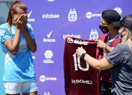 Mara Gómez se emociona com homenagem feita pelo Lanús