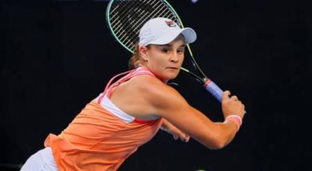 Ashleigh Barty em ação em sua primeira partida em 12 meses