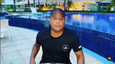 Marcelinho dizendo que vai andar pelado
