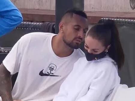 Nick Kyrgios tenta beijar Chiara Passari, que desvia o rosto