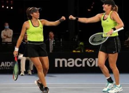 Luisa Stefani e Hayley Carter comemoram ponto em Adelaide