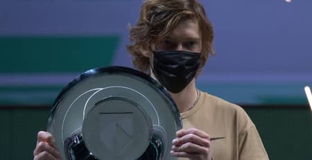 Andrey Rublev com troféu de Roterdã 2021
