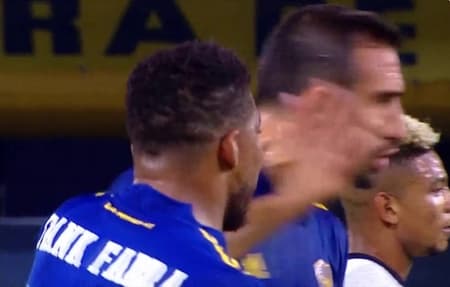 Tapa de Frank Fabra em Carlos Izquierdoz durante Boca Juniors x Talleres