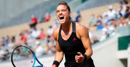 Maria Sakkari vibra em duelo contra Iga Swiatek