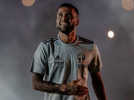 Daniel Alves é o maior ganhador de troféis da história do futebol (Foto: instagram/ @danialves)