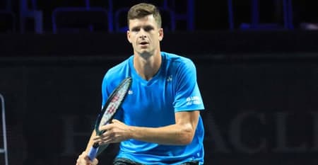 Hubert Hurkacz vence na estreia em Metz