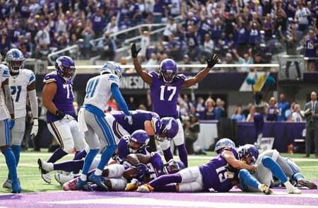 Atletas do Minnesota Vikings celebram TD
