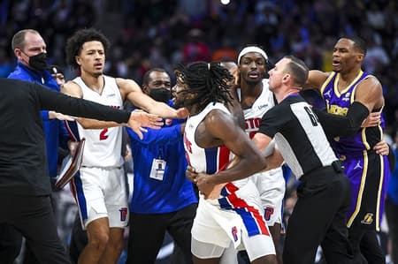 Briga LeBron James Isaiah Stewart