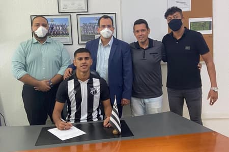 David assinando com o Ceará
