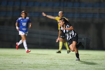 A equipe alvinegra foi melhor que a Raposa e levou os três pontos