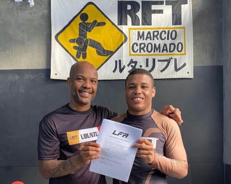 Marcio Cromado e Jefferson Toddynho exibem o contrato assinado com a LFA