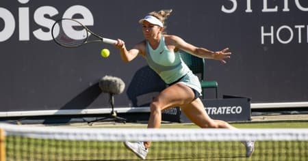 Simona Halep em ação contra Amanda Anisimova em Bad Homburg