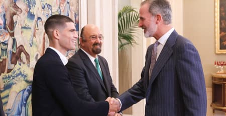 Carlos Alcaraz cumprimenta o Rei Felipe VI no Palácio Zarzuela