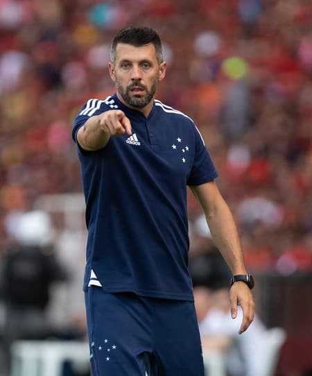 Paulo Pezzolano deu entrevista coletiva após a derrota por 3x1 do Cruzeiro para o Sport