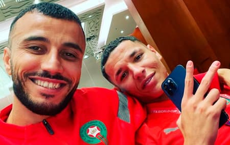 Romain Saiss com Amine Harit, ambos de Marrocos.