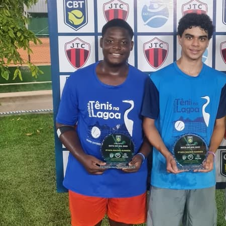 Antonio Vitor e Carlos Henrique com troféu em Maceió