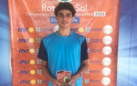 Antonio Vitor com o troféu em Recife