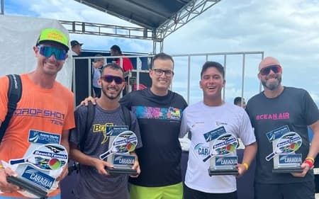 Ralff Abreu de laranja e ao seu lado Mateus Belo