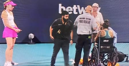 Bianca Andreescu na cadeira de rodas deixa a quadra em Miami
