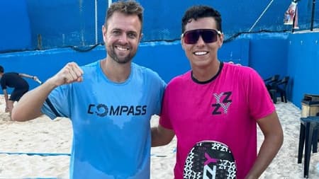 Gustavo Russo de rosa e Neis de azul