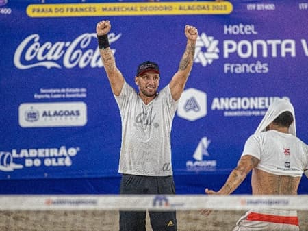 Felipe Roman de frente e Vinicius Chaparro de costas