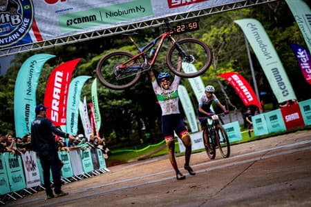 Raiza vibra com vitória na etapa do XCC