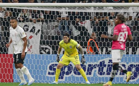 Cassio-Murillo-Corinthians-Del-Valle-Libertadores-aspect-ratio-512-320