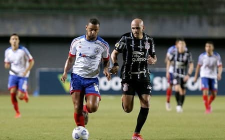 bahiaco.net_.br-bahia-0-x-0-corinthians-assista-aos-melhores-momentos-da-partida-thonny-anderson-disputa-bola-com-fabio-santos-em-bahia-x-corinthians-aspect-ratio-512-320