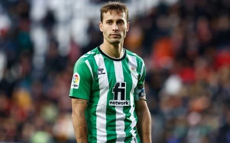 jornalista-mexicano-dispara-contra-meio-campista-sergio-canales-Futebol-Latino-aspect-ratio-512-320