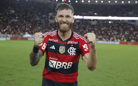 Leo-Pereira-comemorando-gol-sobre-o-Corinthians-aspect-ratio-512-320