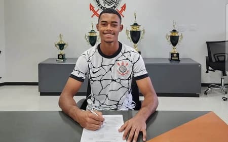 Nicollas-Corinthians_Easy-Resize.com_-aspect-ratio-512-320