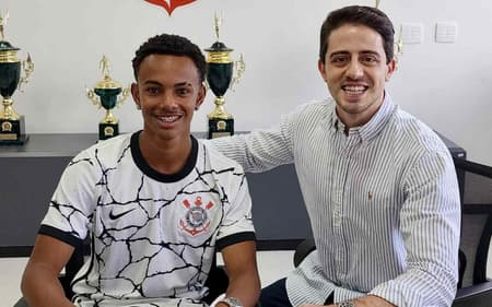 Vitinho-Corinthians_Easy-Resize.com_-aspect-ratio-512-320